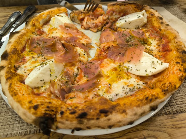Pizza de bordos tostados com presunto e mozzarella de búfala