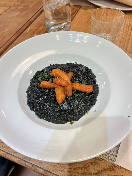 Risotto negro com tiras de choco frito por cima