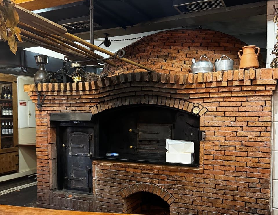 Forno de tijolo visto do balcão de madeira