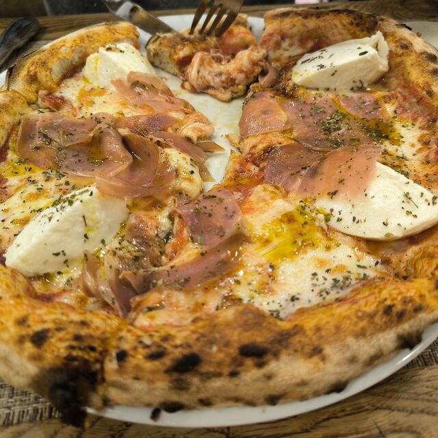 Pizza de bordos tostados com presunto e mozzarella de búfala
